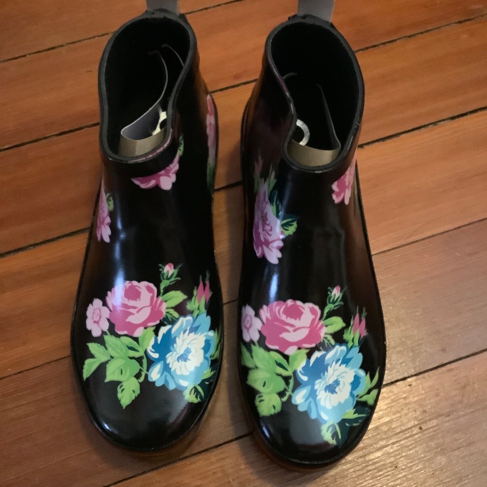 Journee Rainer Floral Short Rain and Gardening Boots - Picture 2 of 5